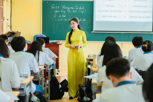 Cô, trò Trường THPT chuyên Nguyễn Trãi (Hải Phòng). Ảnh: NTCC