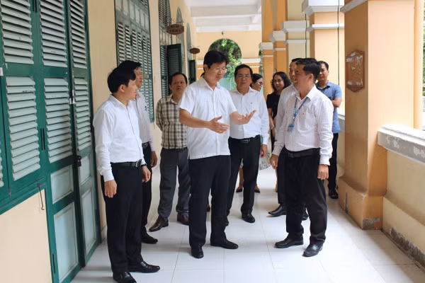 Lãnh đạo tỉnh và Sở GD&ĐT tỉnh Đồng Tháp kiểm tra thực tế các cơ sở giáo dục. Ảnh: Quốc Nguyên