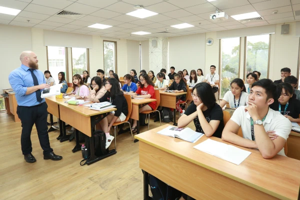 Giảng viên người nước ngoài tại Trường Đại học Quốc tế (Đại học Quốc gia TPHCM). Ảnh: N.Ngọc