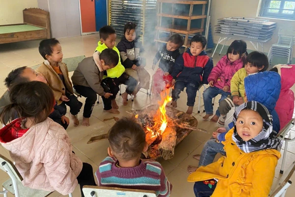 Trẻ ở điểm trường Trảng Phàng 2, Trường Mầm non Sin Suối Hồ được đốt lửa sưởi ấm. 