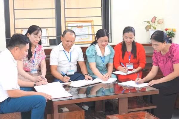 Ban giám hiệu Trường THCS Nguyễn Trãi (Tân Kỳ, Nghệ An) trao đổi chuyên môn cùng giáo viên. Ảnh: Hồ Lài