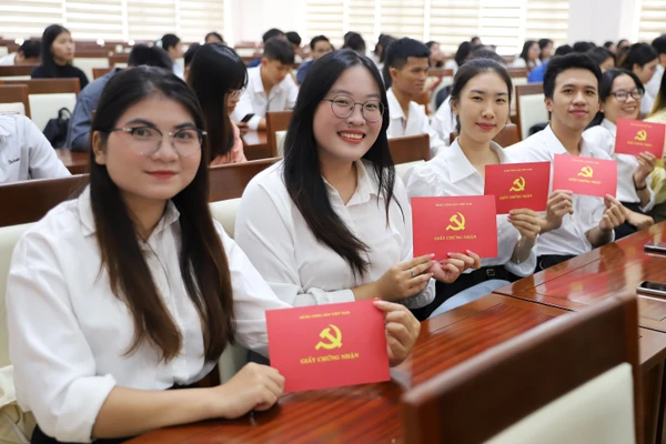 Sinh viên Trường Đại học Quy Nhơn tham gia lớp bồi dưỡng nhận thức về Đảng.