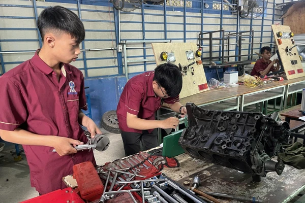 Một buổi thực hành tại Trường Trung cấp Nguyễn Tất Thành. 
