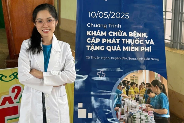 Bác sĩ Nguyễn Hồng Thắm bền bỉ với sứ mệnh bảo vệ sức khỏe cộng đồng. Ảnh: NVCC