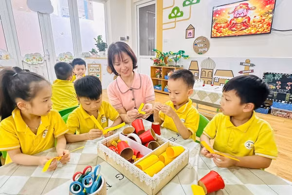 Cô trò Trường Mầm non Sao Mai - Định Công (Hà Nội) trong giờ học. Ảnh minh họa: INT