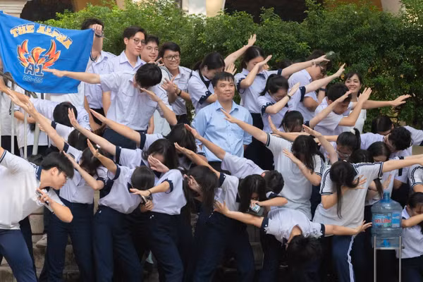Thầy, trò Trường THPT chuyên Trần Đại Nghĩa (TPHCM) trong hoạt động chào mừng Ngày Nhà giáo Việt Nam 20/11/2024. Ảnh: TĐN