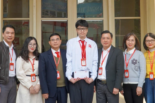 Lãnh đạo Trường THPT Hoàng Long cùng thầy cô chúc mừng Trần Nhật Anh. 