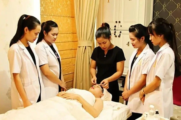 Sinh viên Trường Trung cấp Bách khoa Toàn Cầu được học và thực hành tại cơ sở sản xuất, kinh doanh thực tế.