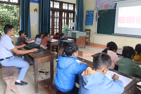 Lớp học ở điểm bản Ma Sang của thầy Điêu Văn Huynh, giáo viên Trường PTDTBT Tiểu học Nậm Pì.