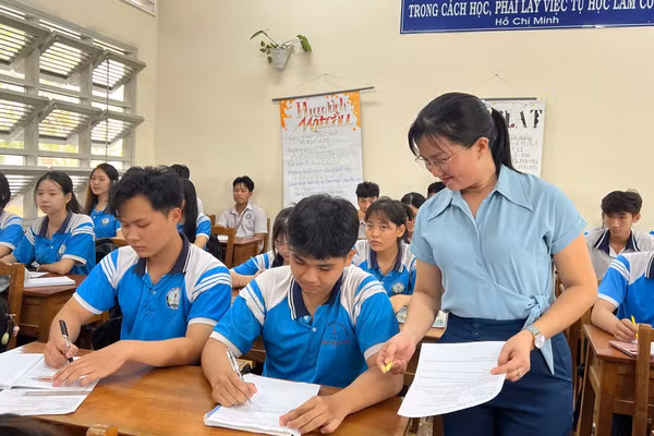 Học sinh lớp 12 Trường THPT Phạm Thành Trung (Đồng Tháp) trong giờ học. 
