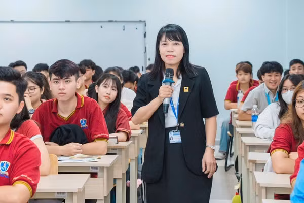TS Cù Ngọc Phương và sinh viên Trường Đại học Nguyễn Tất Thành. Ảnh: NVCC