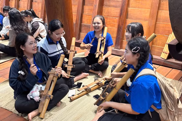 Một buổi thực hành nhạc cụ truyền thống của học sinh phổ thông tại Đắk Lắk. Ảnh: TT
