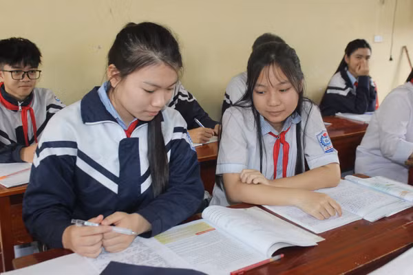 Số lượng thí sinh tăng cao khiến nhiều học sinh và phụ huynh lớp 9 không khỏi lo lắng.