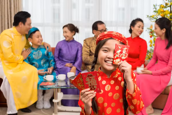 Việc trẻ em bước vào “thế giới tiền bạc” thông qua tiền mừng tuổi không chỉ là câu chuyện quản lý tài chính, mà còn là vấn đề tâm lý, văn hóa và quan hệ gia đình. Ảnh minh họa: ITN.