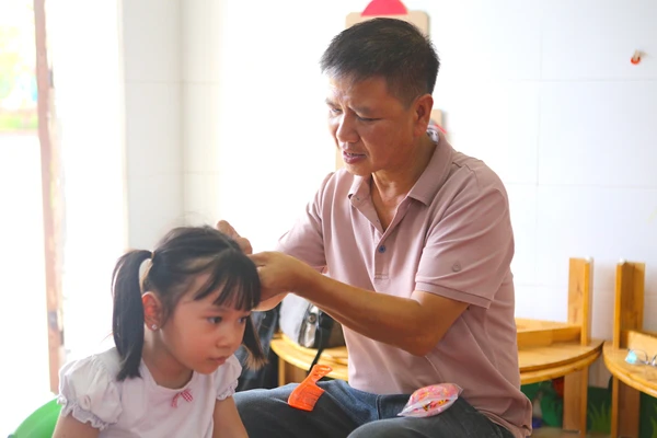 Thầy Đỗ Quang Tú luôn nhận được sự yêu mến của học sinh bằng sự tận tâm với nghề.