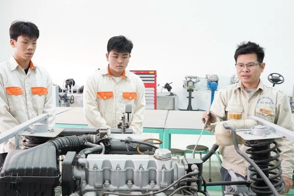 Sinh viên Trường Cao đẳng nghề Hà Nam học về công nghệ ô tô. Ảnh: Đình Tuệ