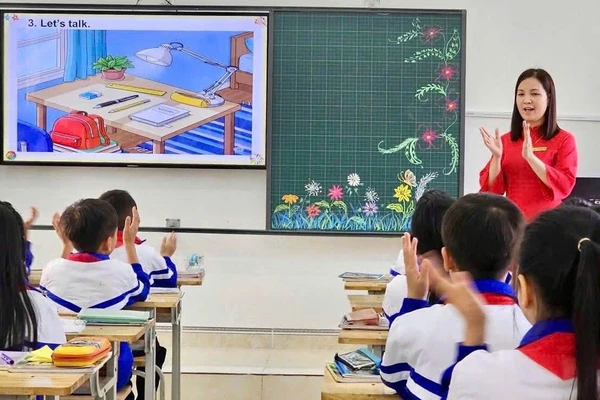 Giáo viên Trường Tiểu học Nguyễn Trãi (Tuyên Quang) ứng dụng AI trong dạy học môn Tiếng Anh. Ảnh: Đức Hạnh