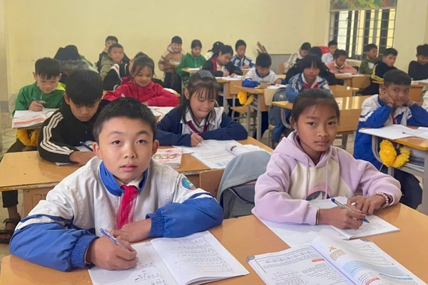 Lò Thái Trường (bên trái) chăm chỉ học tập, kiên trì vượt qua bạo bệnh.