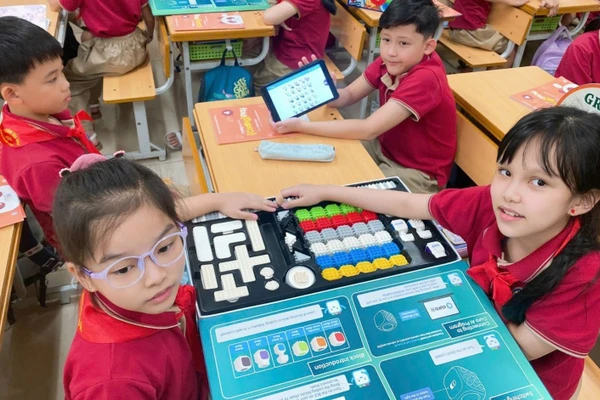 Giờ học tiếng Anh thông qua STEM của học sinh Trường Tiểu học Nguyễn Du (Hà Nội). Ảnh minh họa: INT