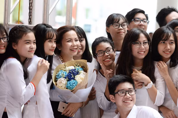 Nụ cười rạng rỡ của cô và trò. Ảnh: Hoàng Hà