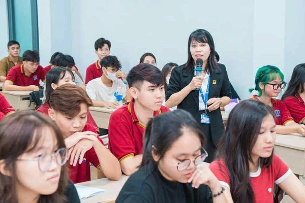 TS Cù Ngọc Phương - Trưởng khoa Lý luận Chính trị, Trường Đại học Nguyễn Tất Thành trong giờ dạy.