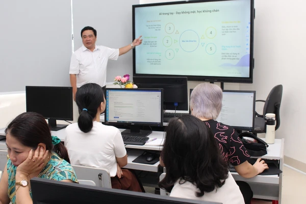 Hội đồng sư phạm Trường Tiểu học Ông Ích Khiêm (Hải Châu, Đà Nẵng) tập huấn ứng dụng AI vào công tác quản lý và dạy học. Ảnh: NTCC