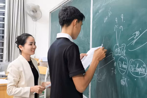 Cô Hoàng Thị Ly năm đầu tiên tham gia ôn thi tốt nghiệp THPT môn Ngữ văn.