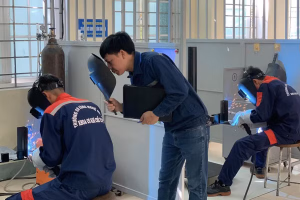 Sinh viên Trường Cao đẳng Công nghệ Hà Tĩnh thực hành.