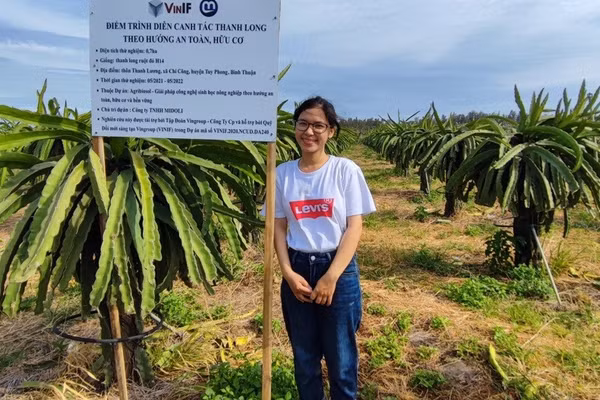Chị Trần Thị Á Ni cùng vườn thanh long được trồng theo hướng an toàn, hữu cơ. Ảnh: NVCC