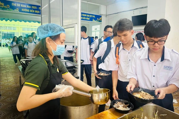 Học sinh Trường THPT Nguyễn Thị Diệu hào hứng với bữa ăn bán trú. Ảnh: NTCC