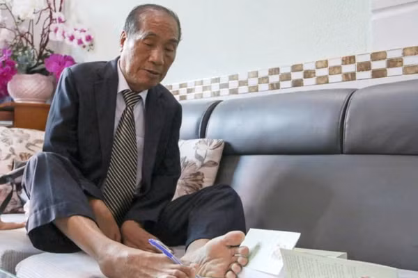 Thầy giáo Nguyễn Ngọc Ký, người viết chữ bằng chân.