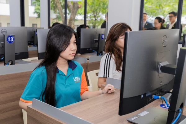 Sinh viên Đại học Kinh tế TPHCM tại trung tâm khảo thí của trường. Ảnh: UEH