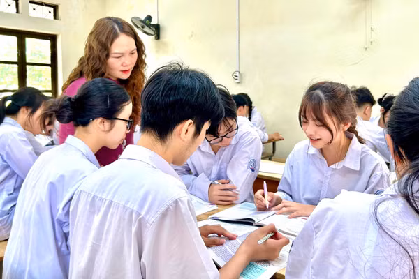 Cô Phạm Thị Liên và học sinh Trường THPT Vị Xuyên, Tuyên Quang, trong giờ học Tiếng Anh. Ảnh: NVCC