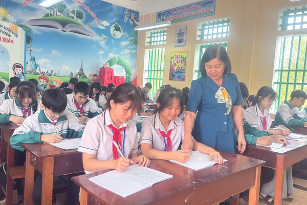 Cô trò Trường THCS Hải Xuân (Hải Xuân, Ninh Bình) trao đổi, ôn tập kiến thức chuẩn bị cho kỳ thi vào lớp 10.