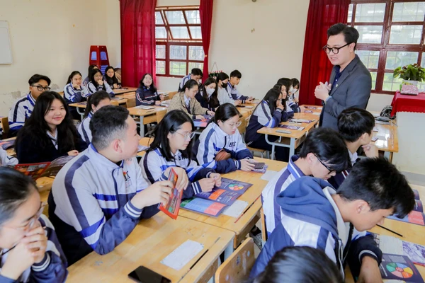 Học sinh Lâm Đồng tham gia chương trình VanLang Unitour 2025 của Trường Đại học Văn Lang. Ảnh: VLU
