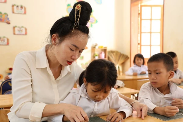 Cô trò Trường Tiểu học Chiềng Nơi (Sơn La). Ảnh: Báo Sơn La