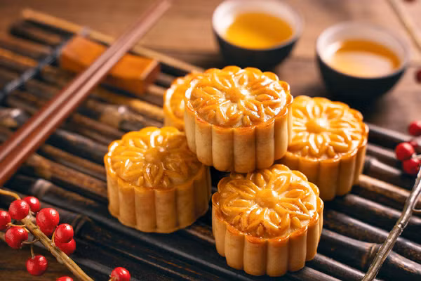 Bánh trung thu không chỉ được mua để các gia đình thưởng thức, mà còn là một món quà đầy ý nghĩa. Ảnh: INT