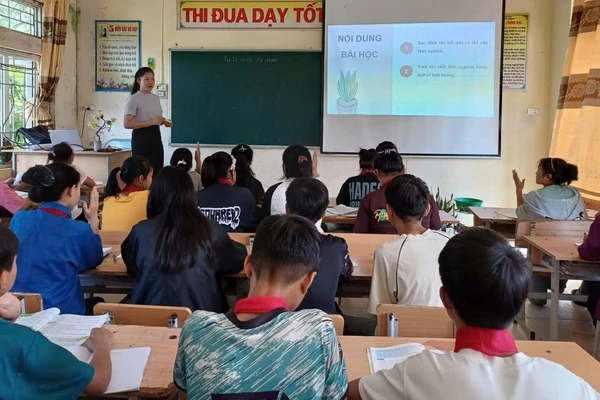 Giờ học tại Trường Phổ thông Dân tộc bán trú THCS Khoen On (Khoen On, Lai Châu). Ảnh: NTCC