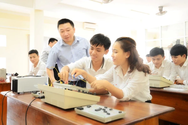 Sinh viên Trường Đại học Sư phạm (Đại học Huế) trong giờ thực hành. Ảnh: ITN