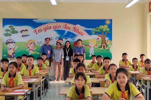 Đoàn giám sát chụp ảnh lưu niệm với học sinh Trường Tiểu học Liên Sơn (Bắc Ninh) sau khảo sát SEA-PLM.