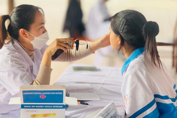Nhân viên y tế Trường THCS Túc Duyên (Phan Đình Phùng, Thái Nguyên) kiểm tra sức khỏe định kỳ cho học sinh. Ảnh minh họa: INT