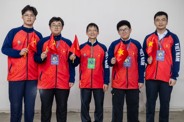 Đoàn học sinh Việt Nam tham dự Olympic Hóa học quốc tế Mendeleev năm 2025. Ở giữa là thầy trưởng đoàn Nguyễn Hùng Huy. Ảnh: BTC IMChO