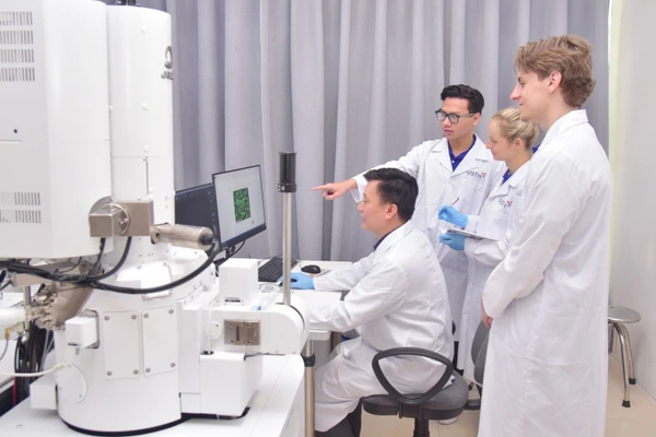 Thầy trò Trường Đại học Khoa học và Công nghệ Hà Nội. Ảnh: NTCC