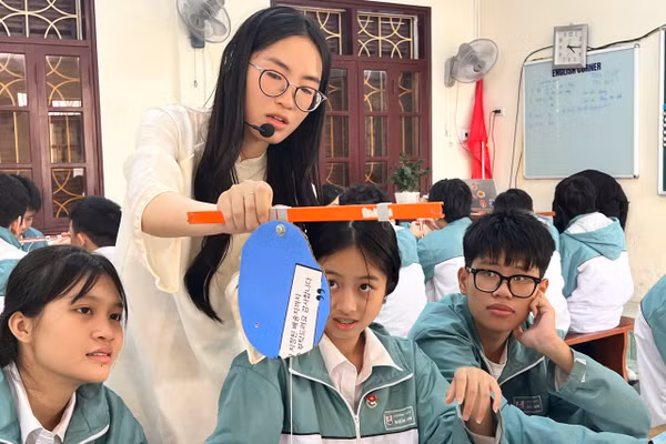 Giờ lên lớp của cô Bùi Thị Lê với học sinh 10C1, Trường THPT Kiến An.
