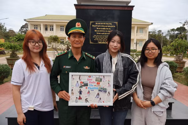 Trung tá Nguyễn Bá Long (thứ hai từ trái sang) cùng sinh viên Trường ĐH KHXH&NV (ĐHQG TPHCM) trong chuyến thăm đồn tháng 2/2026. Ảnh: T.L