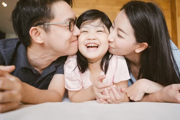 Nếu cha mẹ bình tĩnh lắng nghe, ghi nhận việc con dám nói thật rồi cùng tìm giải pháp, trẻ sẽ hiểu rằng trung thực luôn là lựa chọn an toàn. Ảnh minh họa.