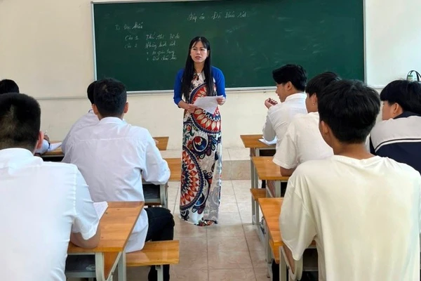 Tiết học của cô trò Trung tâm GDTX Bắc Ninh. Ảnh: Huế Vũ