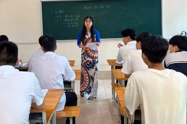 Tiết học của cô trò Trung tâm GDTX Bắc Ninh. Ảnh: Huế Vũ