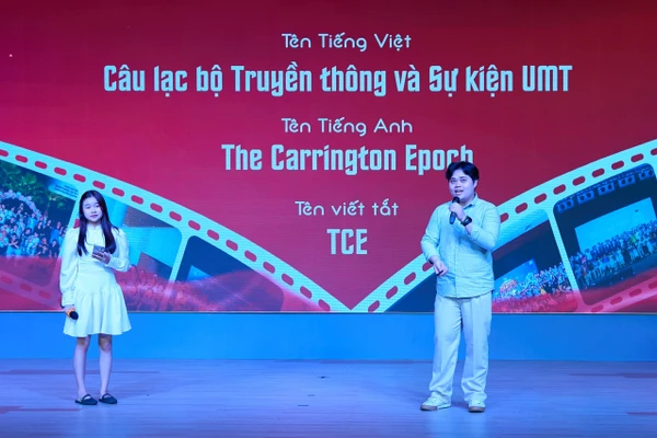 Các câu lạc bộ sinh viên của Trường Đại học Quản lý và Công nghệ TPHCM giới thiệu với tân sinh viên năm 2025 về các hoạt động ngoại khóa. Ảnh: UMT