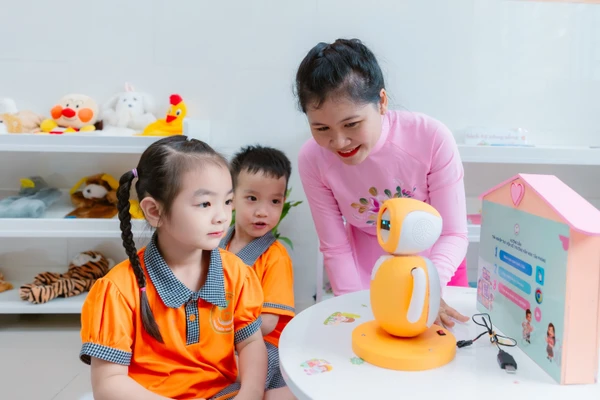 Bà Phạm Bảo Hạnh - Hiệu trưởng Trường Mầm non Tân Phong, cùng vui chơi với trẻ. Ảnh: Hồ Phúc